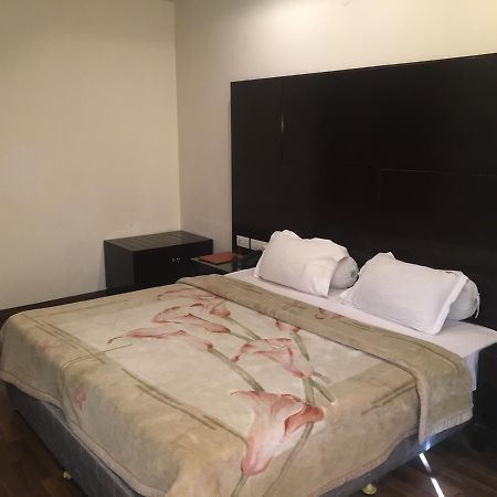 Hotel Vipul Grand Gurgaon Ngoại thất bức ảnh